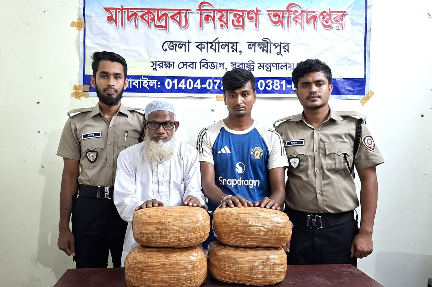 লক্ষ্মীপুরে বাসে অভিযান চালিয়ে ১০ কেজি গাঁজাসহ দুই মাদক কারবারি আটক